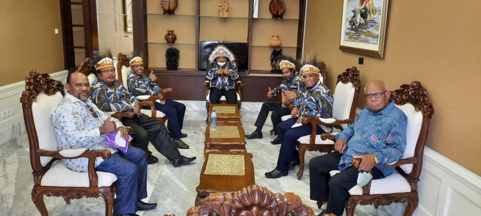 Anggota MRP dan MRPB berfoto bersama sebelum bertemu Presiden Jokowi di Istana Presiden