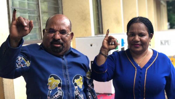 Lukas Enembe dan Istri Yulce Wenda