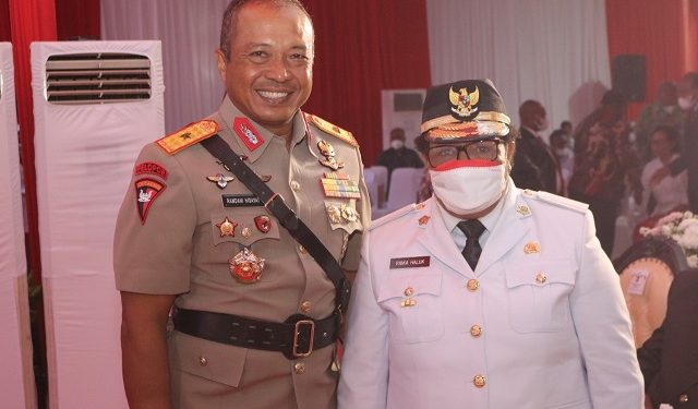 Wakapolda Papua berswa foto bersama Ribka Haluk