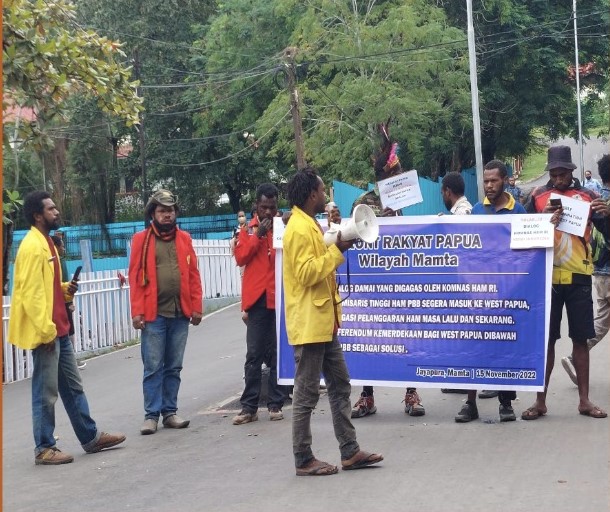 massa aksi di Gapura Universitas Cenderawasih Abepura