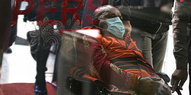 Lukas Enembe saat tiba di KPK setelah dijemput Paksa di Jayapura