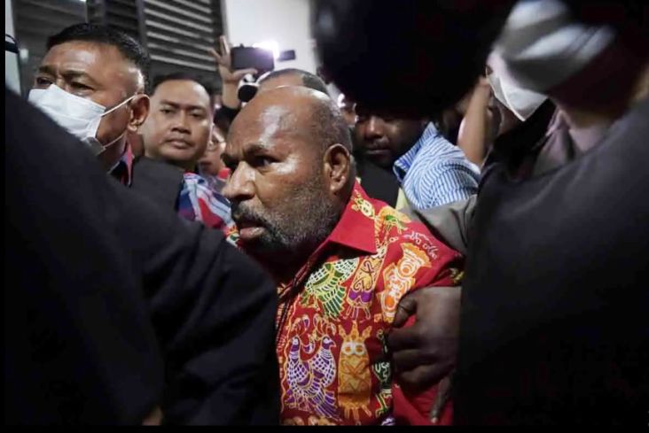 Tersangka Kasus Korupsi dan Gratifikasi Lukas Enembe