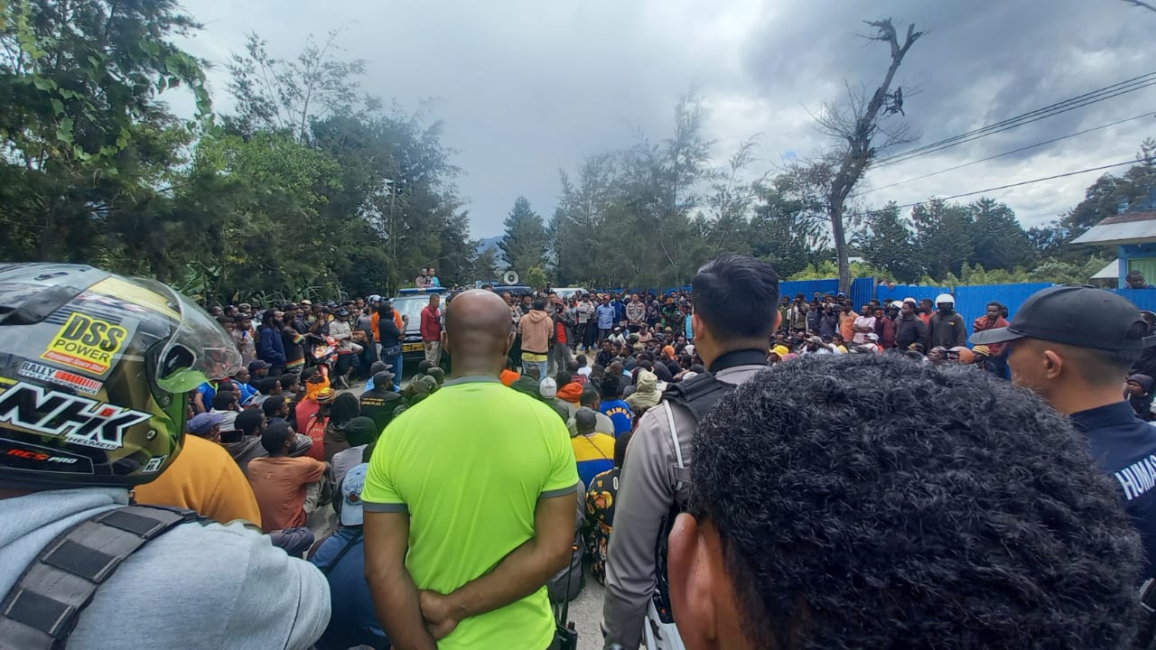Mediasi antara masyarakat dan aparat TNI Polri dalam Kerusuhan di Wamena