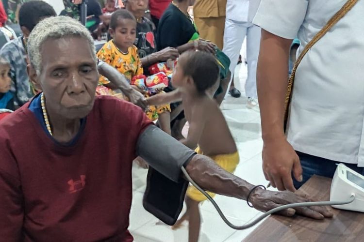 Warga Distrik Paro yang mengungsi ke Distrik Kenyam, Nduga, Papua Pegunungan, saat menjalani pemeriksaan kesehatan