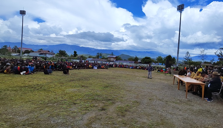 Pertemuan pihak keluarga korban bersama pemerintah yang difasilitasi empat Bupati sebagai upaya penyelesaian peristiwa Sinakma, Wamena