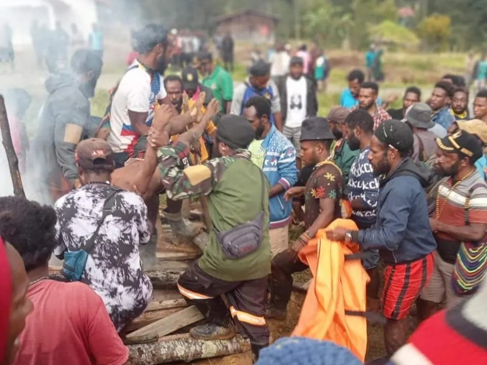 Proses Pembakaran Mayat Anggota Kelompok Separatis Papua