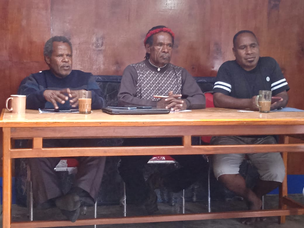 Linus Heluka (tengah) bersama Theo Hasegem dan salah satu pemuda Jayawijaya saat menyampaikan keterangan pers di Wamena 4 April 2023