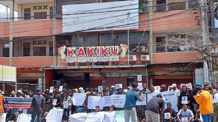 Puluhan simpatisan Victor Yeimo menggelar aksi bisu di depan Pengadilan Negeri Jayapura