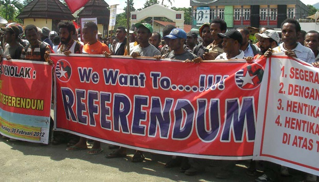 Puluhan warga papua saat aksi demo menuntut Referendum di Gedung Majelis Rakyat Papua